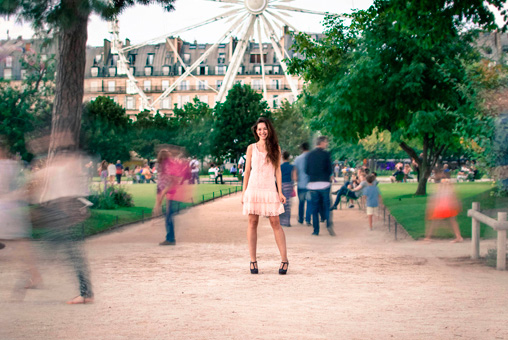 Séance portrait Virginie, Virginie au milieu d'une allée du jardin des Tuileries